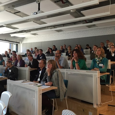 Personer i en föreläsningssal, foto.