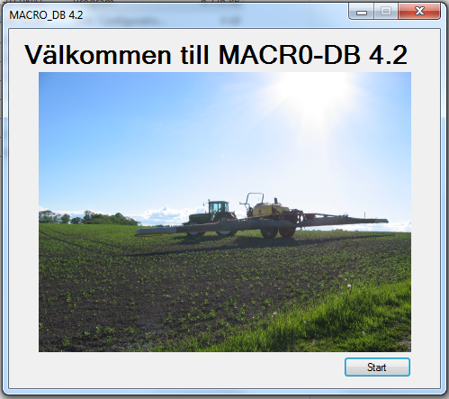 Ett fönster i ett datorprogram, med ett foto på en traktor och en spruta och texten ”Välkommen till MACRO-DB 4.2”.