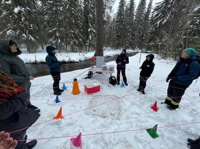 Övning med nysta vid Skolbäcken. 
