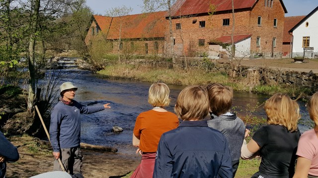 Undervisning av skolklass vid Vramsån.