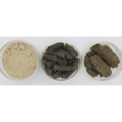 Tre olika pulver och pellets i petriskålar.