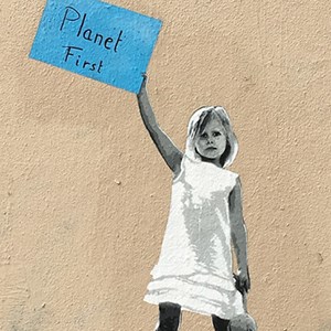 Gatukonst föreställande flicka med skylt med texten Planet first.