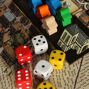 En spelplan med stadsmiljö och tärningar.