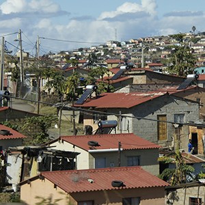 Vy över hustak i ett fattigt område i Sydafrika.