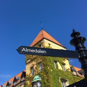 En skylt i Visby som pekar mot Almedalen. Foto.