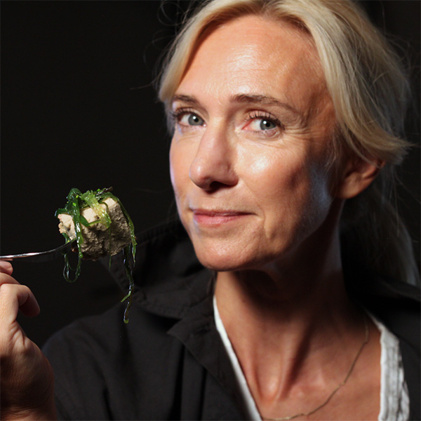 Victoria Dyring håller upp en gaffel med algmat