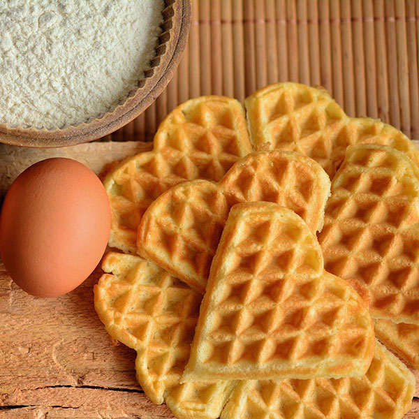 Hjärtformade våfflor och ett brunt ägg. Foto.