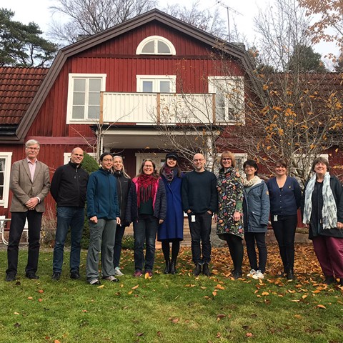 Gruppfoto med deltagarna i IDA framför huset Ullbo.