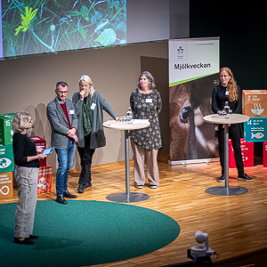 Några personer står på en scen. Foto.