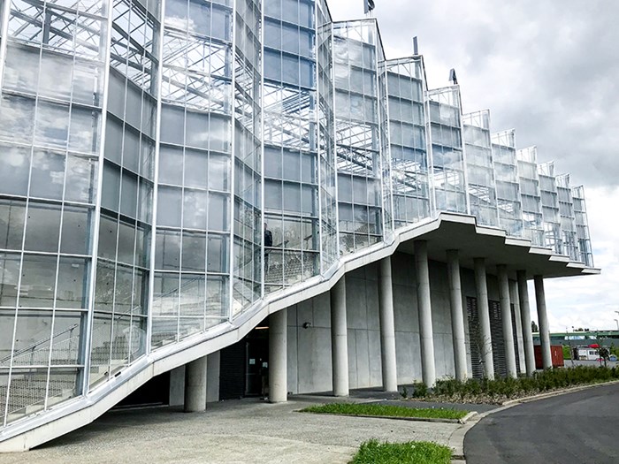 A large glass building. Photo.