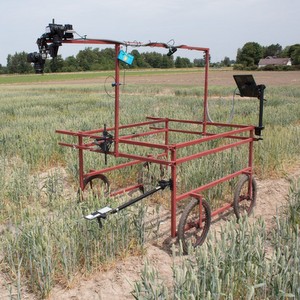 Mätvagn i fält. Foto.