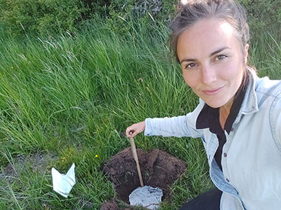 Kvinna som lägger tvättlapp i jorden