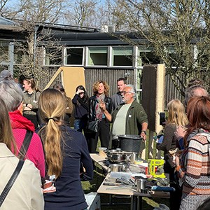 En folksamling ialktar en man som demonstrerar lerklining