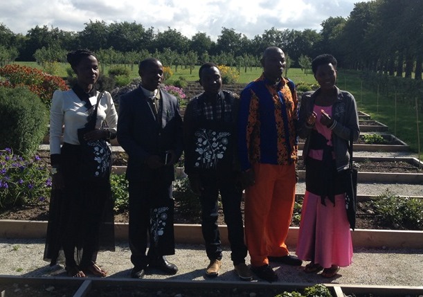 Färgfoto som visar en grupp studenter från Tanzania på studiebesk i genbanken. 