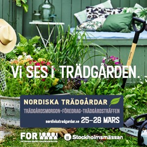 Färgfoto från en trädgård. I förgrunden finns en text med "Vi ses i trädgården. Nordiska trädgårdar 2021". 