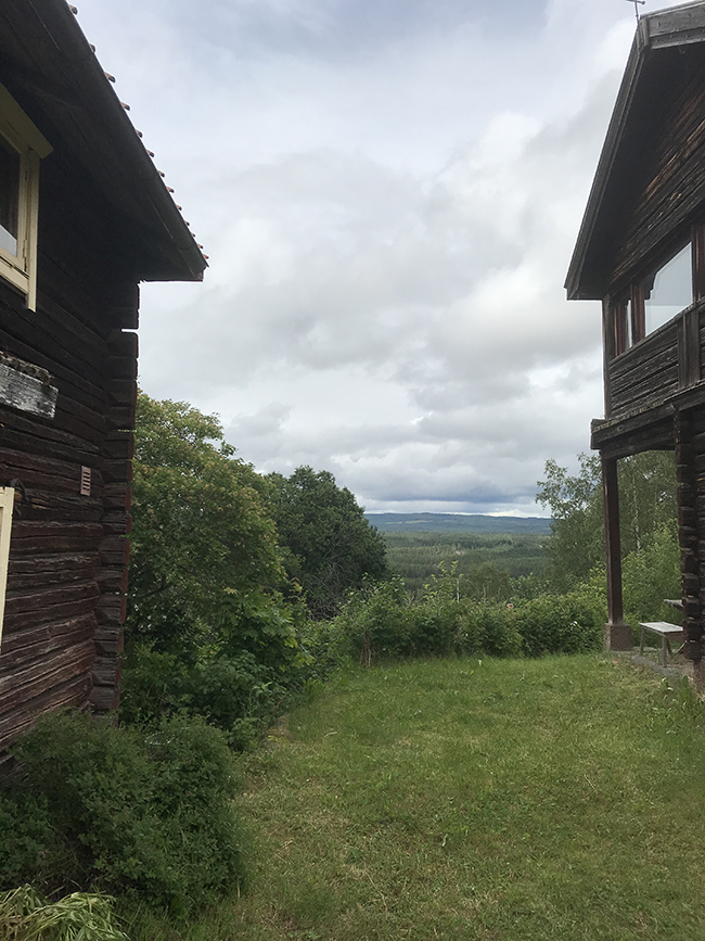 Färgfoto som visar vy över ett landskap i Dalarna.