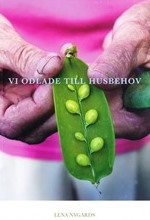 Bilden visar framsidan av boken "Vi odlade till husbehov". På bokens framsida ses en öppnad ärtskida som hålls av två händer. Händerna tillhör en äldre kvinna. 