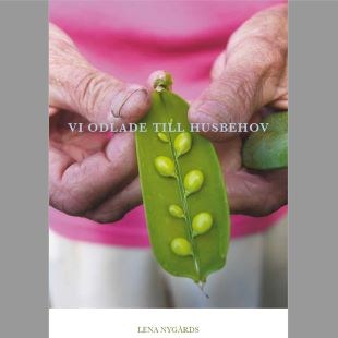 Framsida av boken "Vi odlade till husbehov". På framsidan syns ett par händer som håller i en grön ärtskida. 