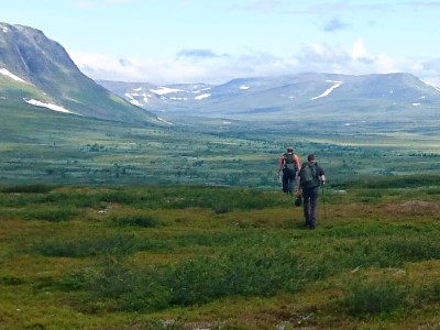 Två forskningsbiträden i fjällen.