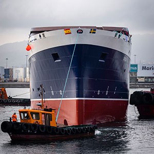 Forskningsfartyget Svea under byggnation bogseras till kaj vid sjösättningen