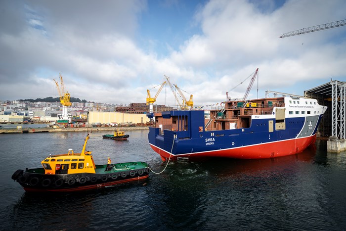Forskningsfartyget Svea bogseras iväg från bygghallen vid sjösättningen