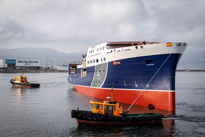 Forskningsfartyget Svea bogseras till byggkajen vid sjösättningen