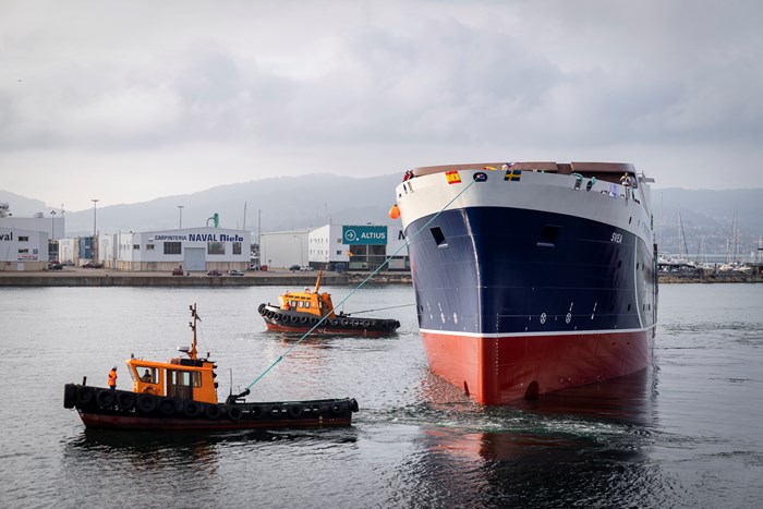esearch vessel Svea is towed to te construction quay at the launching