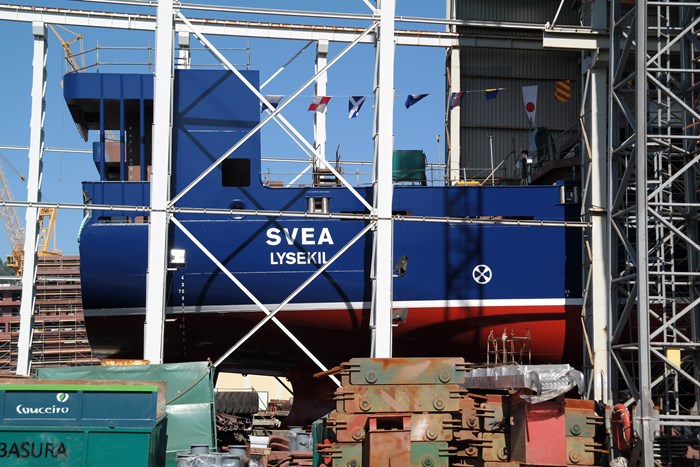 Forskningsfartyget Svea på väg ut från bygghallen vid sjösättningen