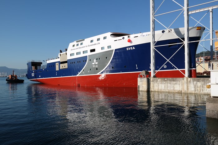 Forskningsfartyget Svea på väg ut från bygghallen vid sjösättningen