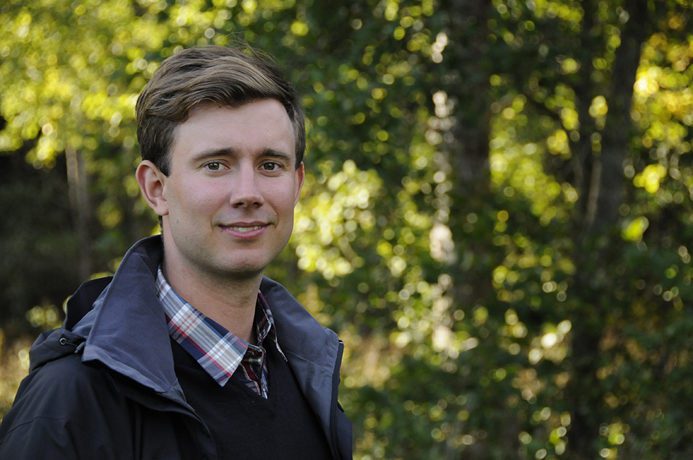 Carl Kling i en grönskande lövskog