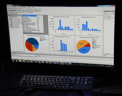 En datorskärm visar diverse resultat av en PlanVis analys