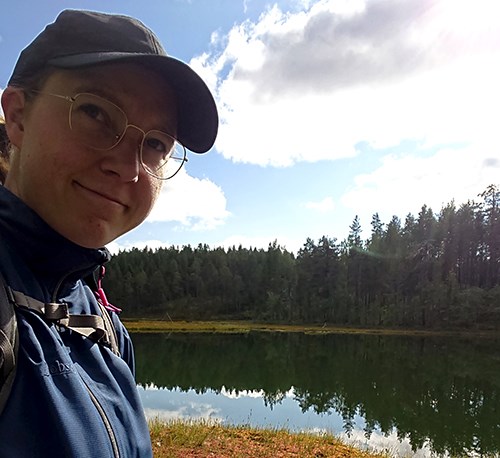 Linnea Larsson vid vattendrag