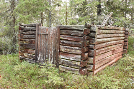 En gammal timmerlada med rasat tak