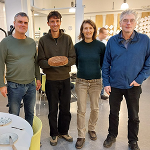 Gruppfoto med författare och tårta
