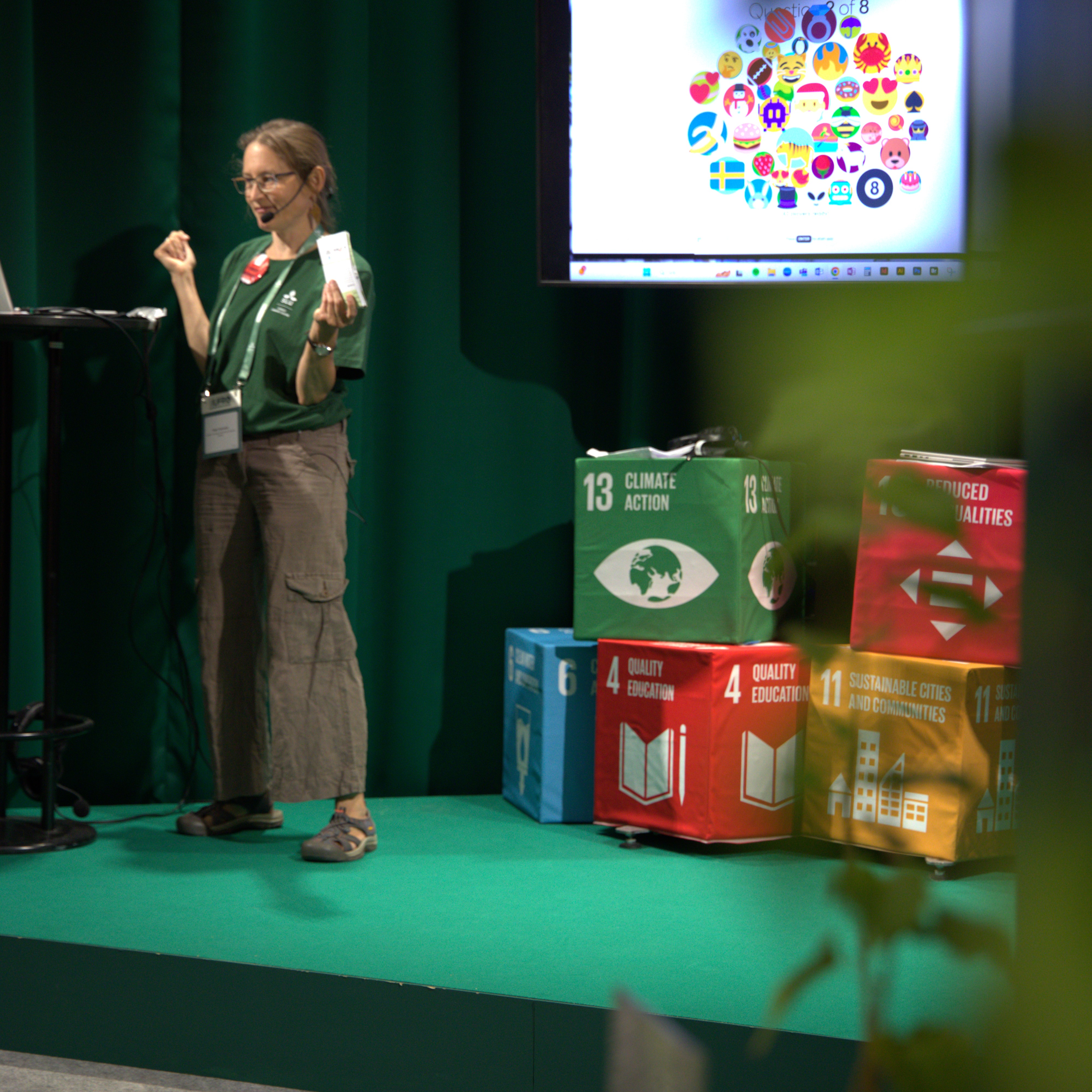 Katja Fedrowitz modererar quiz i SLU:s monter på IUFRO 2024