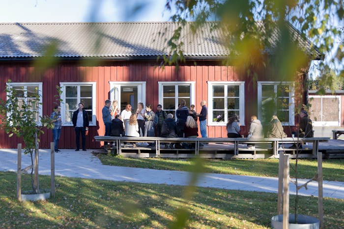 Fika under studiebesök hos Skogforsk. Foto.