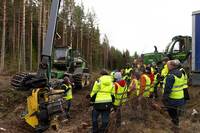 Skogsmaskin vid exkursion. Foto. 