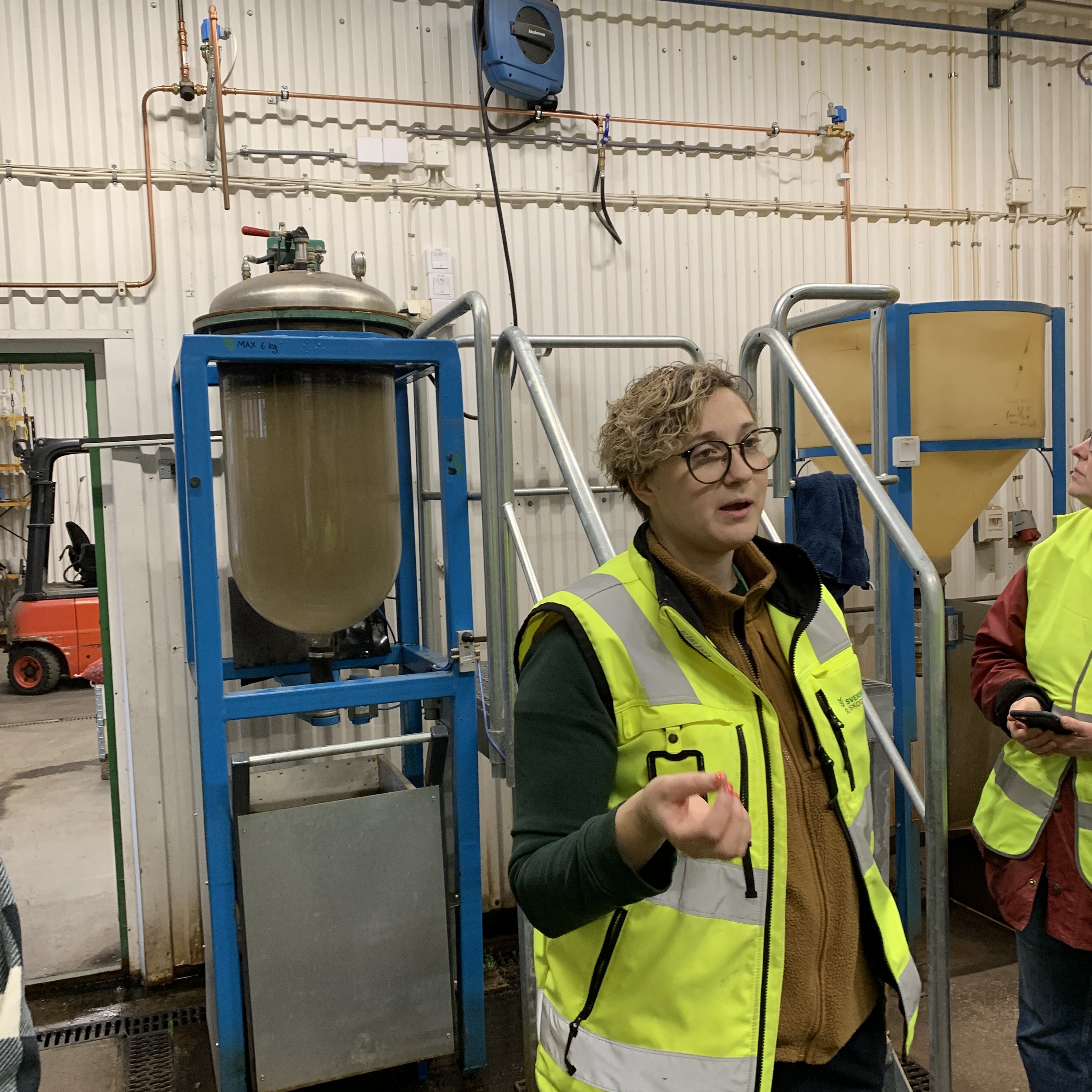 Johanna Gårdebrink berättar om verksamheten vid studiebesök. Foto.