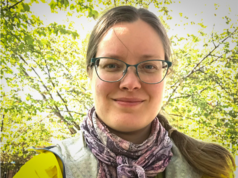 Porträttfoto på en kvinna i skogen. Foto.