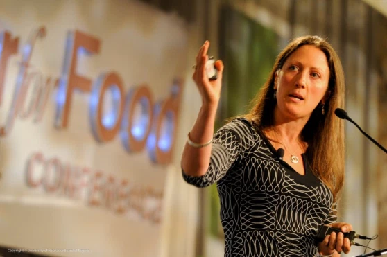 En bild av Jude Capper som håller en föreläsning. 