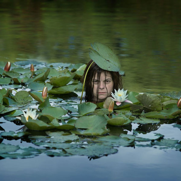 Person som föreställer Sjörået. Foto.