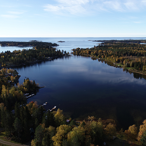 Flygfoto av grund avsnörd havsvik