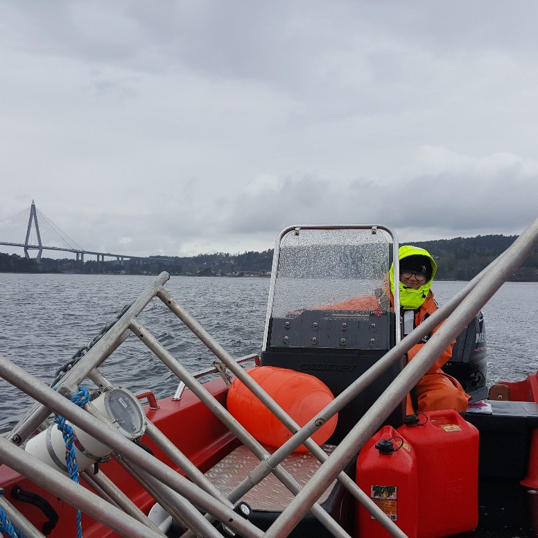 Person kör båt i regn