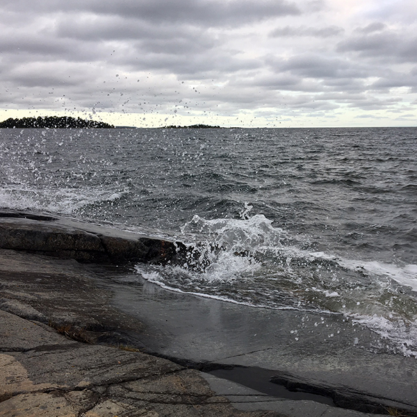 Stormigt hav som slår mot klippor