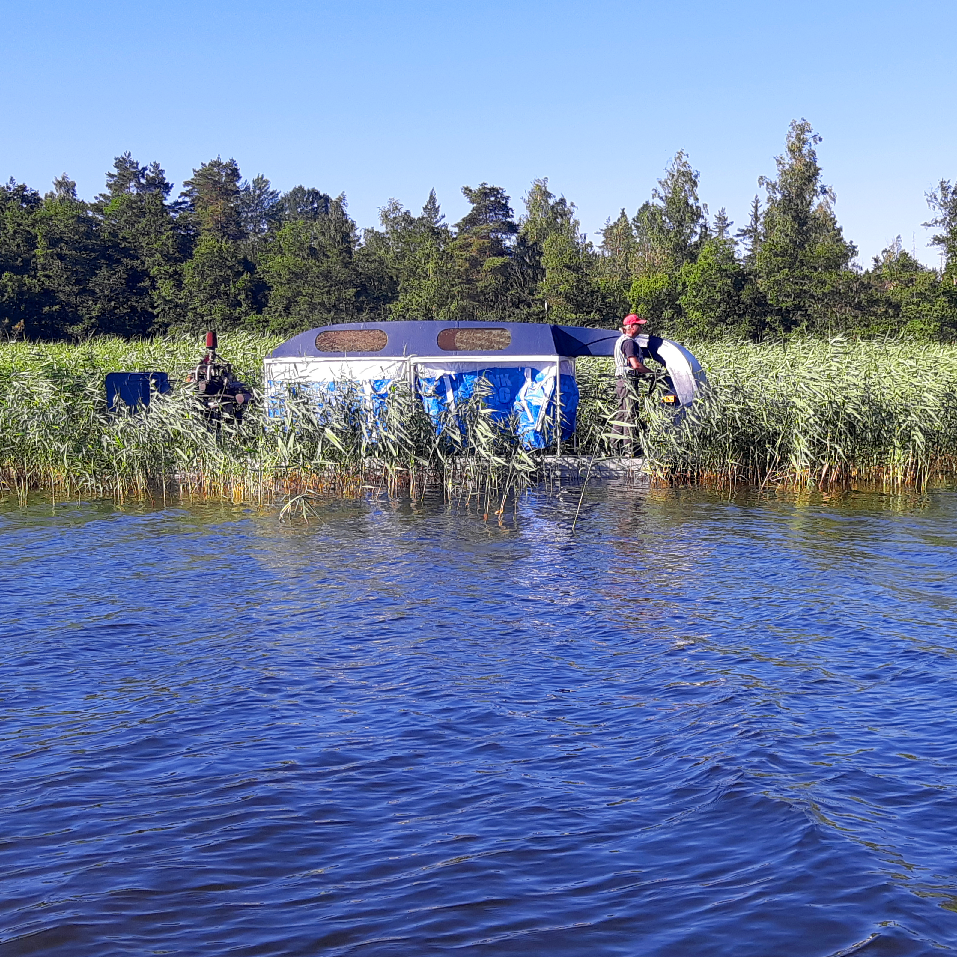 Hydrokopter kör genom vass