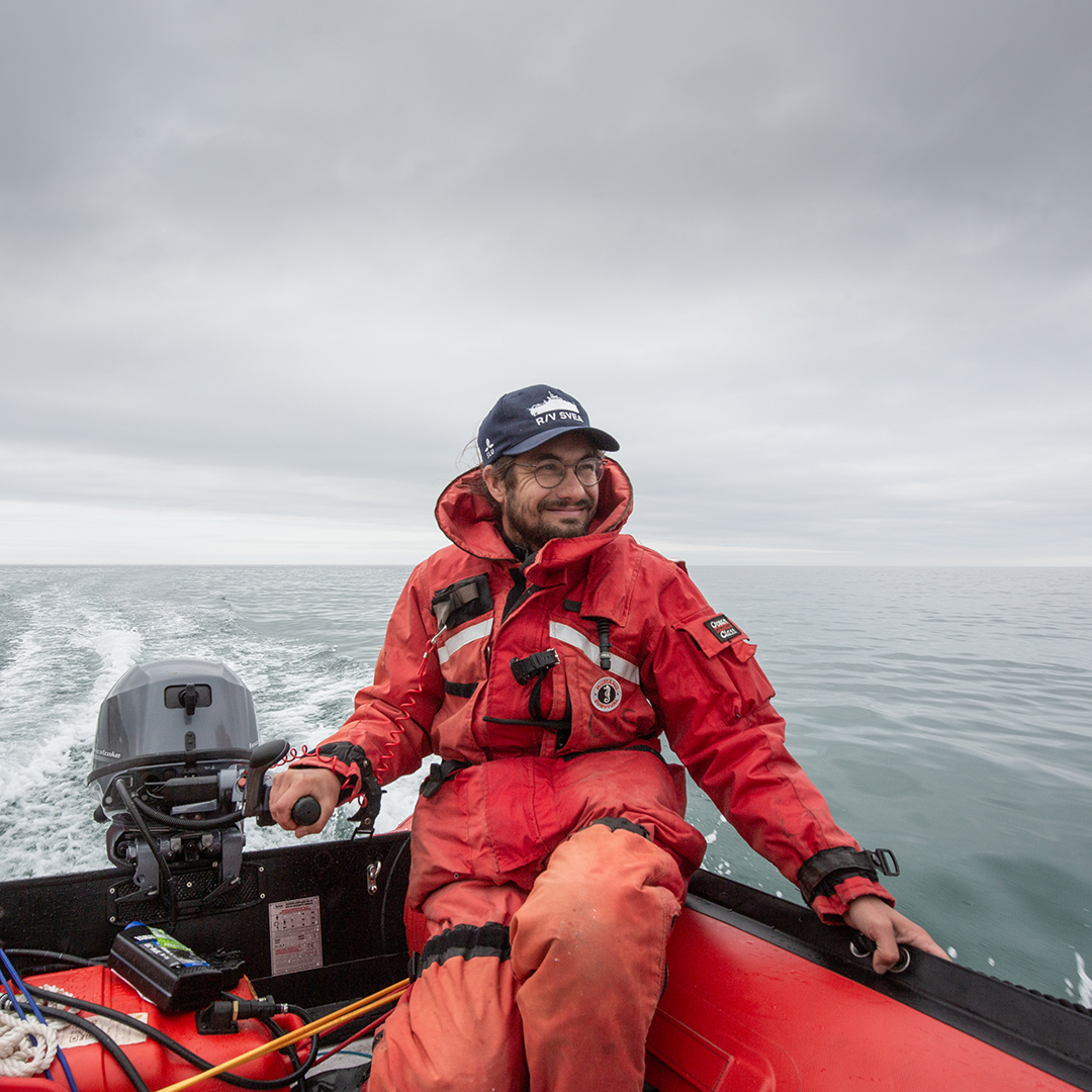 Person som kör en gummibåt