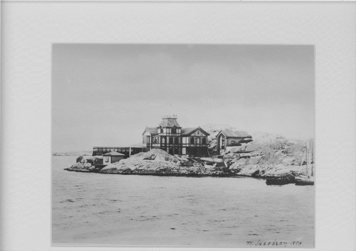 Foto från år 1890 av Peofessor Murreys villa  som stod på udden i Lysekil, där Havsfiskelaboratoriet idag står