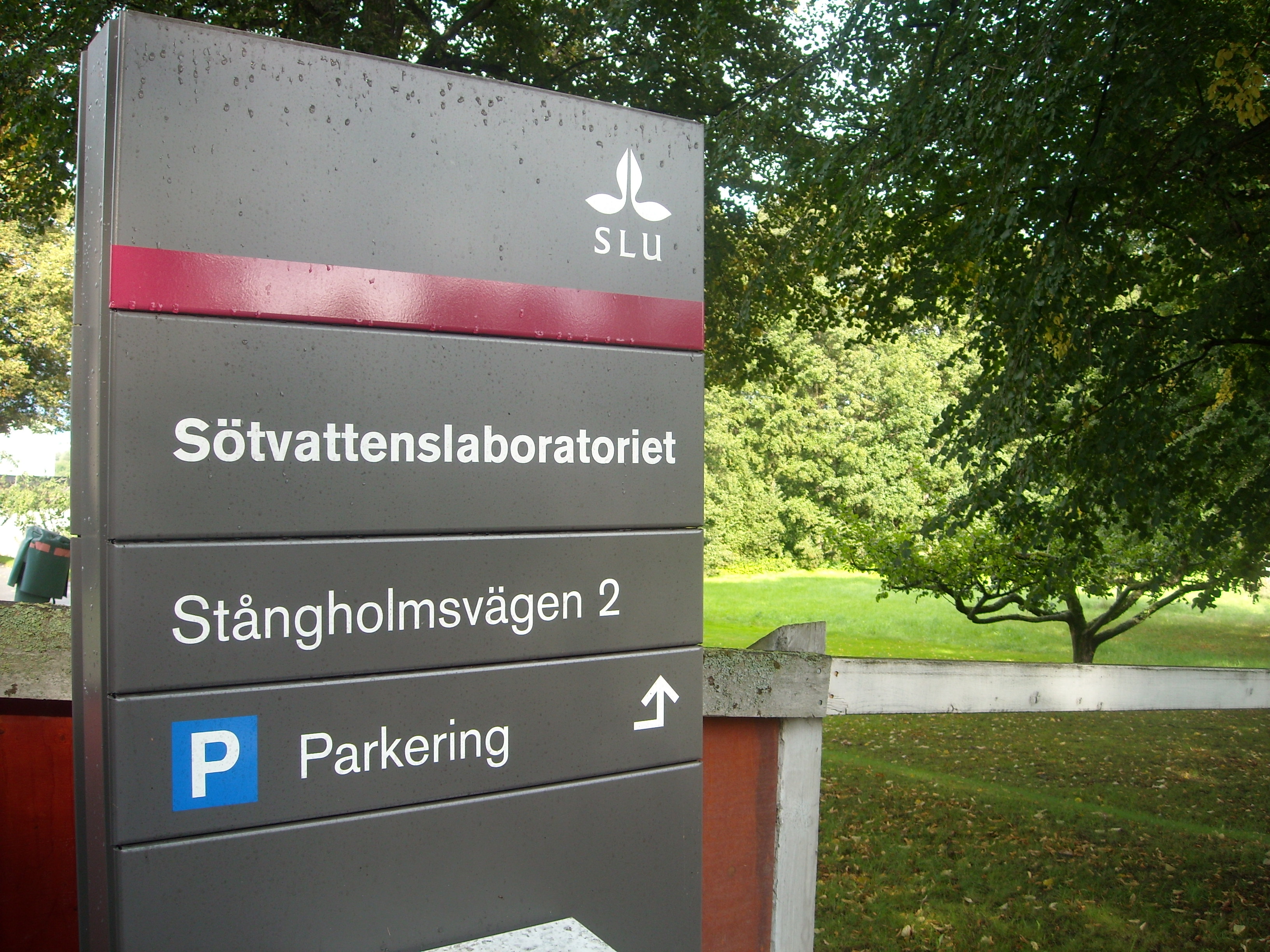 Skylt där det står Sötvattenslaboratoriet