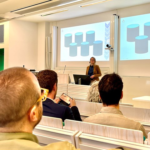 Kvinna framför svarta tavlan