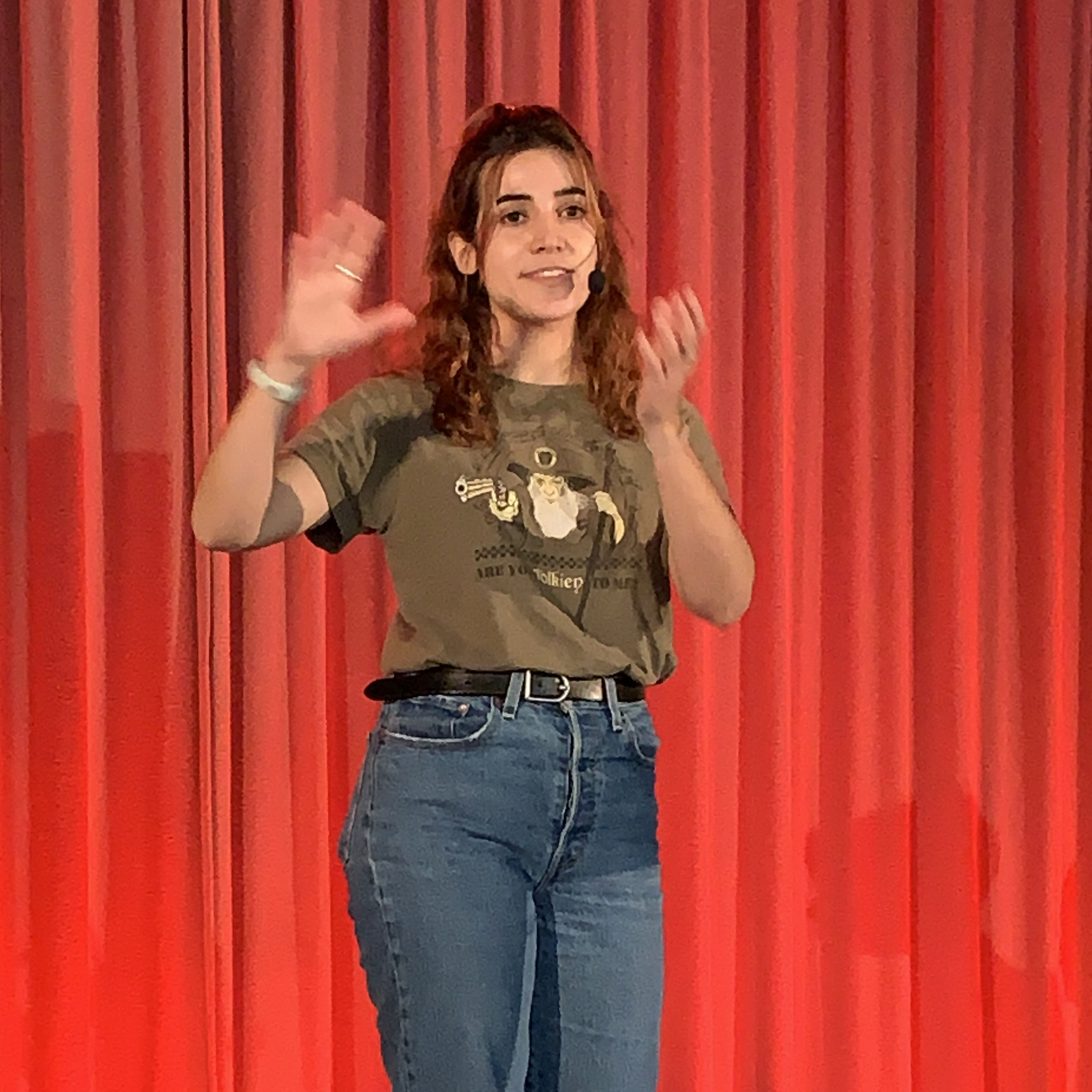 En person på en scen.